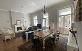 Urban Haven - 3 Beds, 3 Baths, Free Parking, Near Central Market